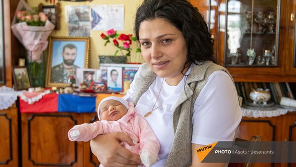 Жена и дочь погибшего добровольца Ованеса Маркосяна Ани и Мила - Sputnik Армения