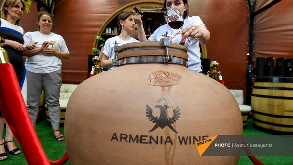 Посетители Фестиваля вина на улице Сарьяна (4 июня 2021). Еревaн - Sputnik Армения