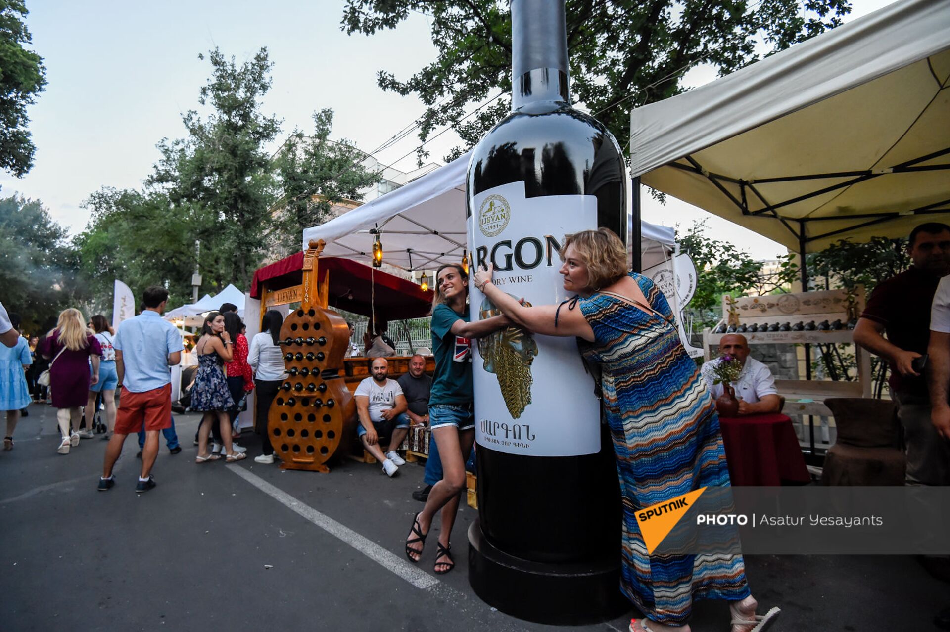 Посетители Фестиваля вина на улице Сарьяна (4 июня 2021). Еревaн - Sputnik Армения, 1920, 02.04.2024