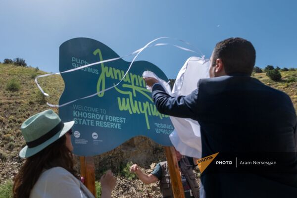 И.о. министра окружающей среды Романос Петросян открывает туристическую табличку в Хосрове во время презентации новых эко-туристических маршрутов в заповеднике - Sputnik Армения