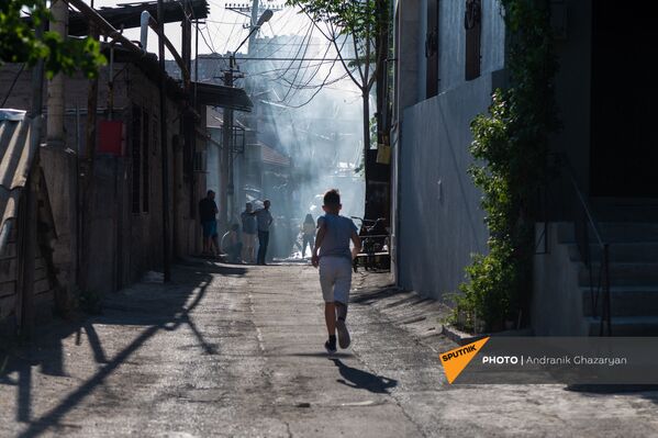 Мальчик на улице Антараин бежит в сторону пожарных - Sputnik Армения