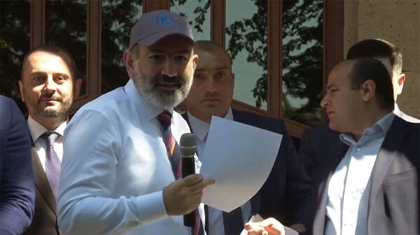 И.о. премьер-министра Никол Пашинян во время предвыборной кампании в Армавирской области (7 июня 2021). - Sputnik Армения