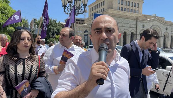 Председатель парламентской фракции Просвещенная Армения Эдмон Марукян во время предвыборной агитации (07.06.21). Еревaн - Sputnik Արմենիա