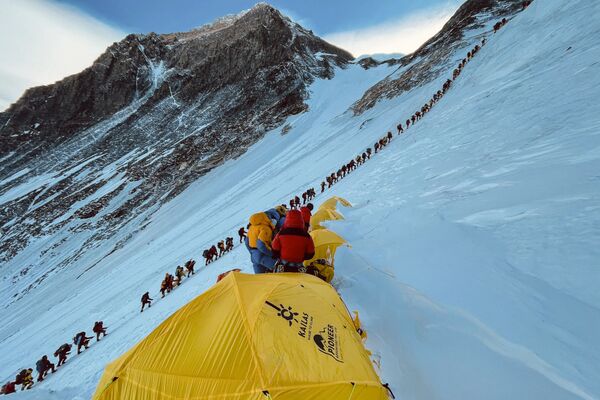 Очередь из альпинистов во время восхождения на Эверест в Непале - Sputnik Армения