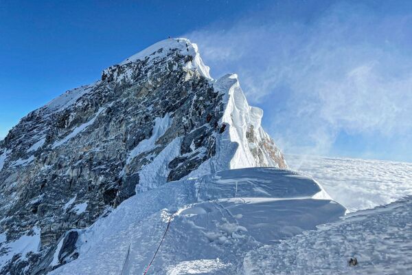 Альпинисты во время восхождения на Эверест в Непале - Sputnik Армения