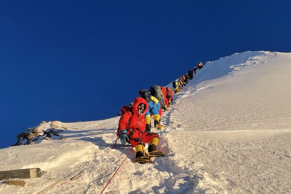 Альпинисты во время восхождения на Эверест в Непале - Sputnik Армения