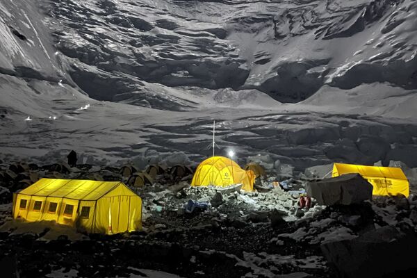 Палатки альпинистов во втором лагере во время восхождения на Эверест в Непале - Sputnik Армения