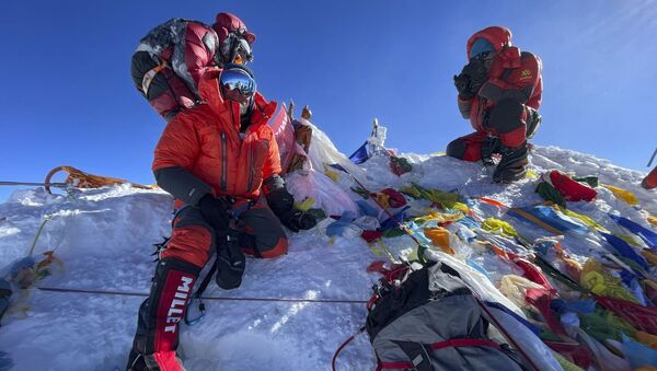 Альпинисты на вершине горы Эверест в Непале - Sputnik Армения