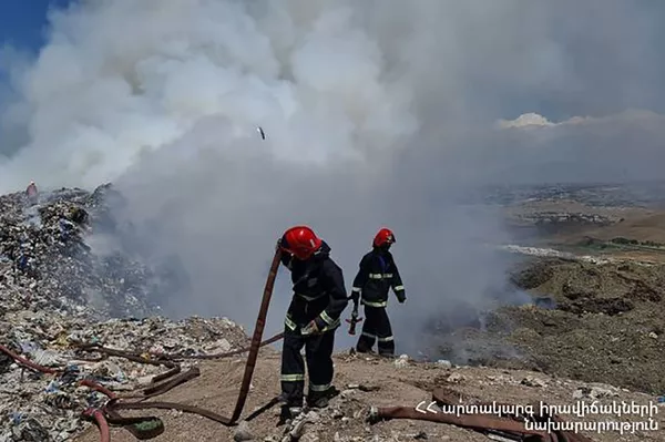 Сотрудники МЧС на месте пожара на свалке в Нубарашене (8 июня 2021). Еревaн Сотрудники МЧС на месте пожара на свалке в Нубарашене (8 июня 2021). Еревaн - Sputnik Армения