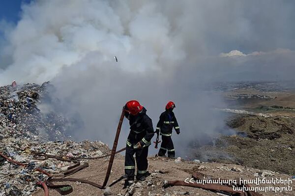 Сотрудники МЧС на месте пожара на свалке в Нубарашене (8 июня 2021). Еревaн - Sputnik Армения