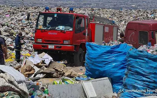 Сотрудники МЧС на месте пожара на свалке в Нубарашене (8 июня 2021). Еревaн Сотрудники МЧС на месте пожара на свалке в Нубарашене (8 июня 2021). Еревaн - Sputnik Армения