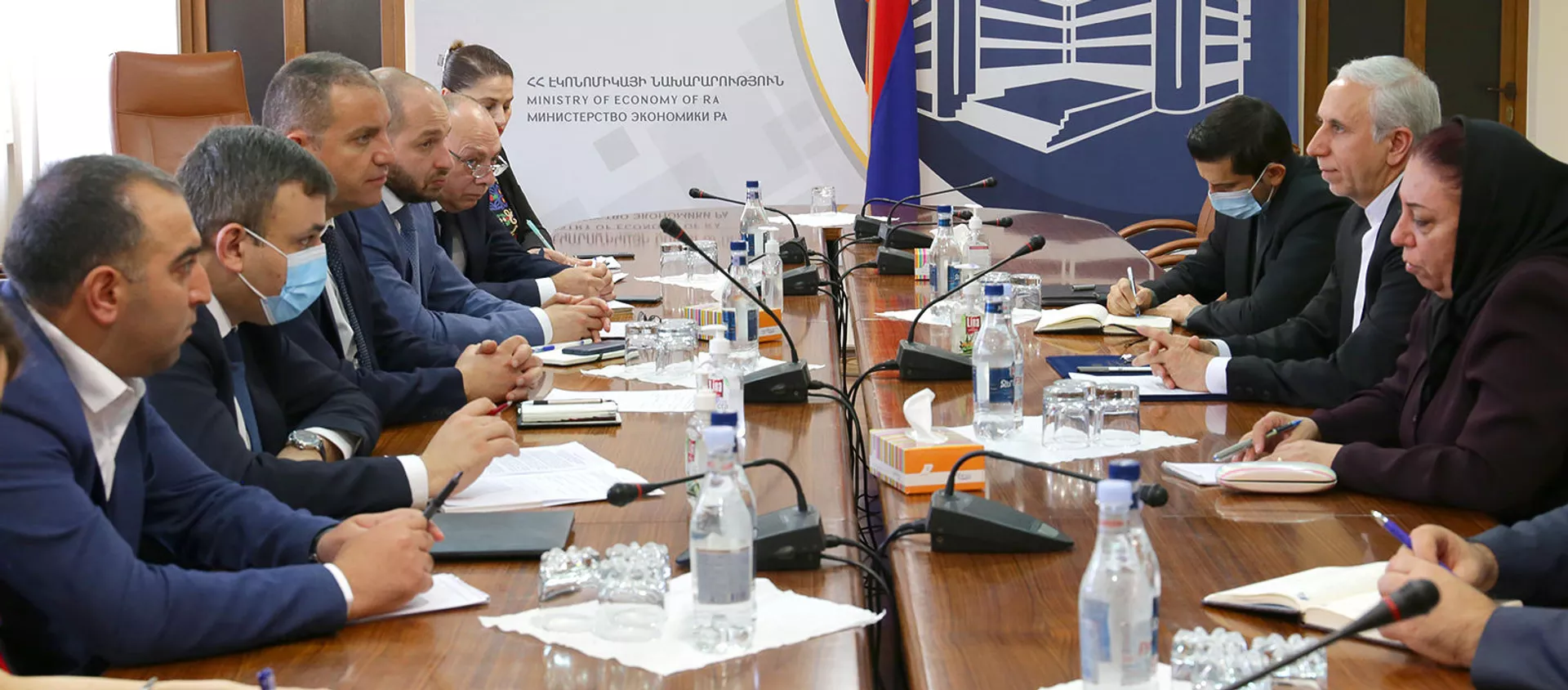 И. о. министра экономики Армении Ваан Керобян принял Чрезвычайного и полномочного посла Ирана в Армении Аббаса Бадахшана Зогури (9 июня 2021). Еревaн - Sputnik Армения, 1920, 10.06.2021