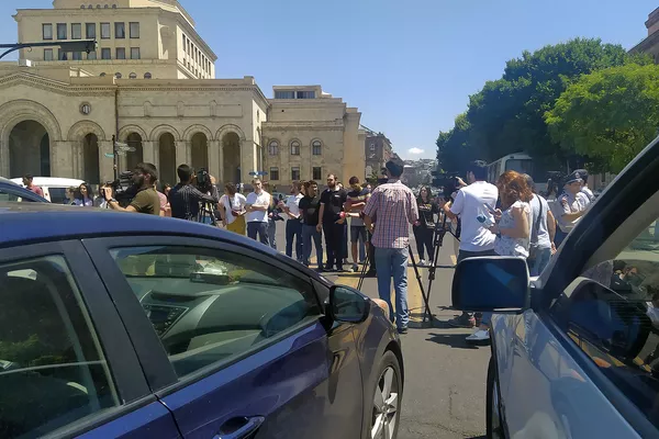 Представители молодежного крыла АРФД перекрыли улицу Налбандяна у здания правительства (10 июня 2021). Еревaн - Sputnik Армения