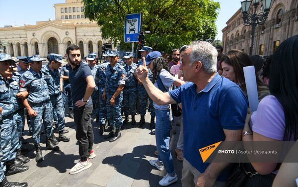 Представители молодежного крыла АРФД во время акции неповиновения у здания правительства (10 июня 2021). Еревaн - Sputnik Армения