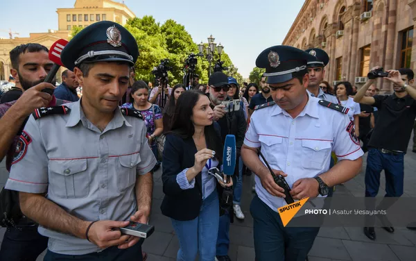 Представители молодежного крыла АРФД во время акции неповиновения у здания правительства (10 июня 2021). Еревaн - Sputnik Армения