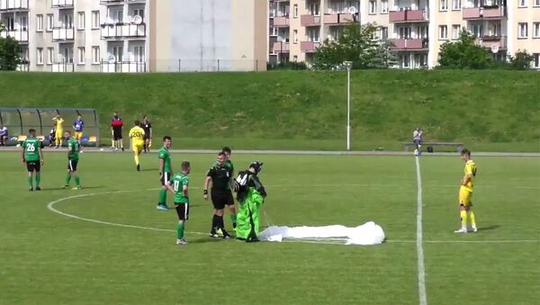 В Польше парашютист приземлился на футбольное поле во время матча и получил желтую карточку - Sputnik Армения