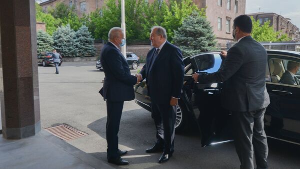 Накануне государственного праздника РФ президент Армен Саркисян посетил посольство России в Армении (11 июня 2021). Еревaн - Sputnik Армения