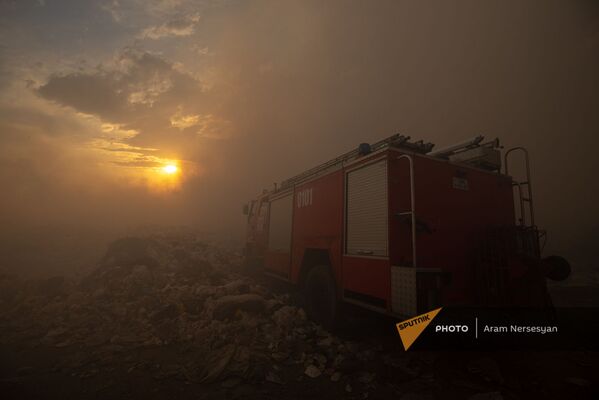 Пожарная машина на фоне заката на нубарашенской мусорной свалке - Sputnik Армения