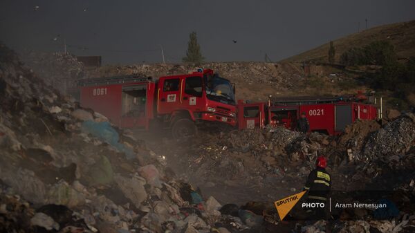 Пожарные машины во время пожара на нубарашенской мусорной свалке - Sputnik Армения