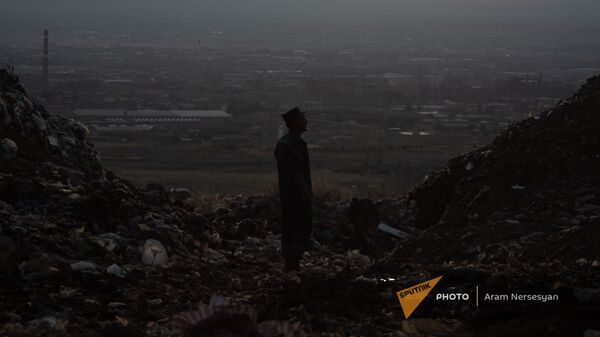 Подполковник Гарегин Акопян на нубарашенской мусорной свалке - Sputnik Армения
