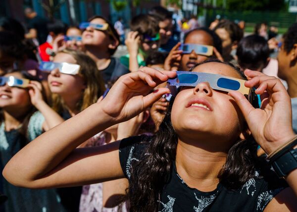 Ученики в защитных очках наблюдают за частичным солнечным затмением в Схидаме, Нидерланды - Sputnik Армения