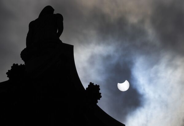 Солнечное затмение, наблюдаемое на Трафальгарской площади в Лондоне - Sputnik Армения