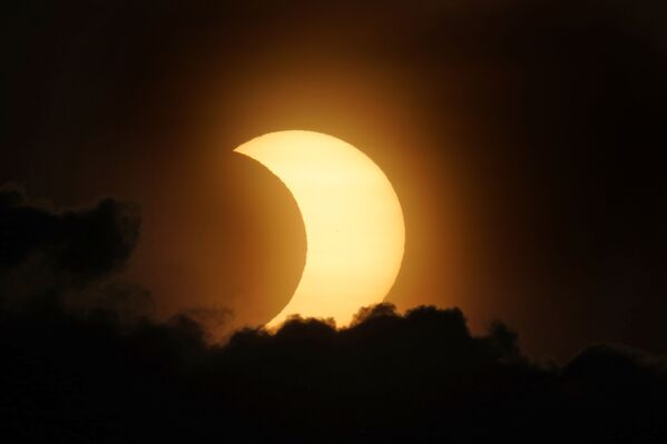 Частичное солнечное затмение на Манхэттене, Нью-Йорк - Sputnik Армения