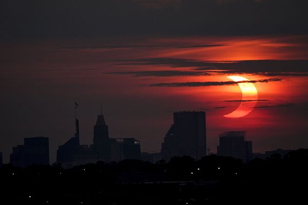 Частичное солнечное затмение в Балтиморе, США - Sputnik Армения