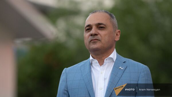 Ваге Акопян на предвыборной агиткампании блока Айастан в административном районе Нор Норк (9 июня 2021). Еревaн - Sputnik Армения