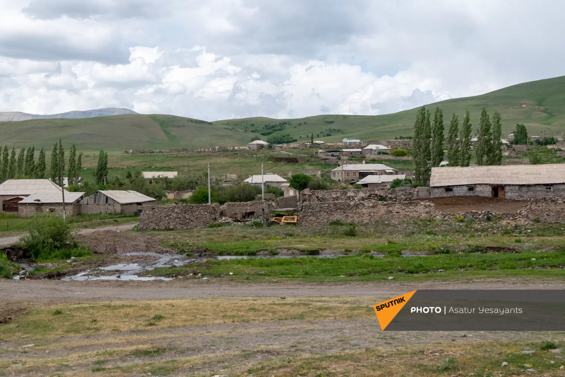 Беспокойство есть, но паники нет: как живет армянское село Кут под носом у противника Беспокойство есть, но паники нет: как живет армянское село Кут под носом у противника - Sputnik Армения, 1920, 12.06.2021