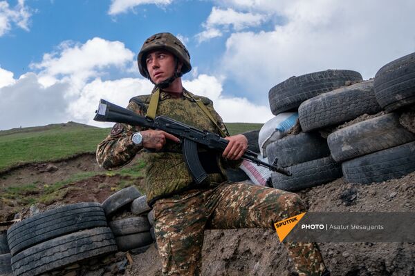 Старший по позиции, сержант Варужан Туманян - Sputnik Армения