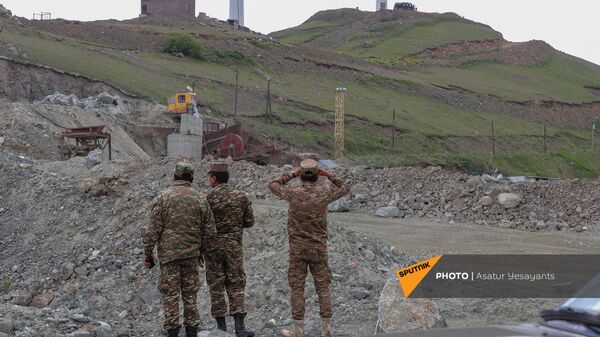 Армянские военные ведут наблюдение за постом противника у Сотка - Sputnik Армения