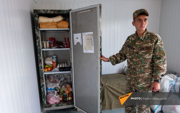 Солдат показывает, чем питаются на посту - Sputnik Армения