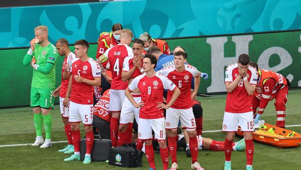 Футболисты сборной Дании стоят перед Кристианом Эриксеном, который получил серьезную травму во время 1 тура Чемпионата Европы по футболу Евро-2020 в группе Б между сборными Дании и Финляндии (12 июня 20210. Копенгаген - Sputnik Армения