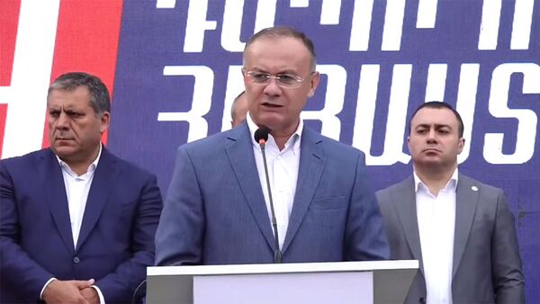 Сейран Оганян во время предвыборной агитационной кампании блока Айастан (13 июня 2021). Еревaн - Sputnik Армения