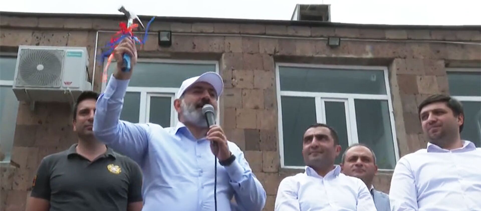 И.о. премьер-министра Никол Пашинян держит в руках молоток во время предвыборной агиткампании в общине Бюрегаван (13 июня 2021). Котайк - Sputnik Армения, 1920, 16.06.2021
