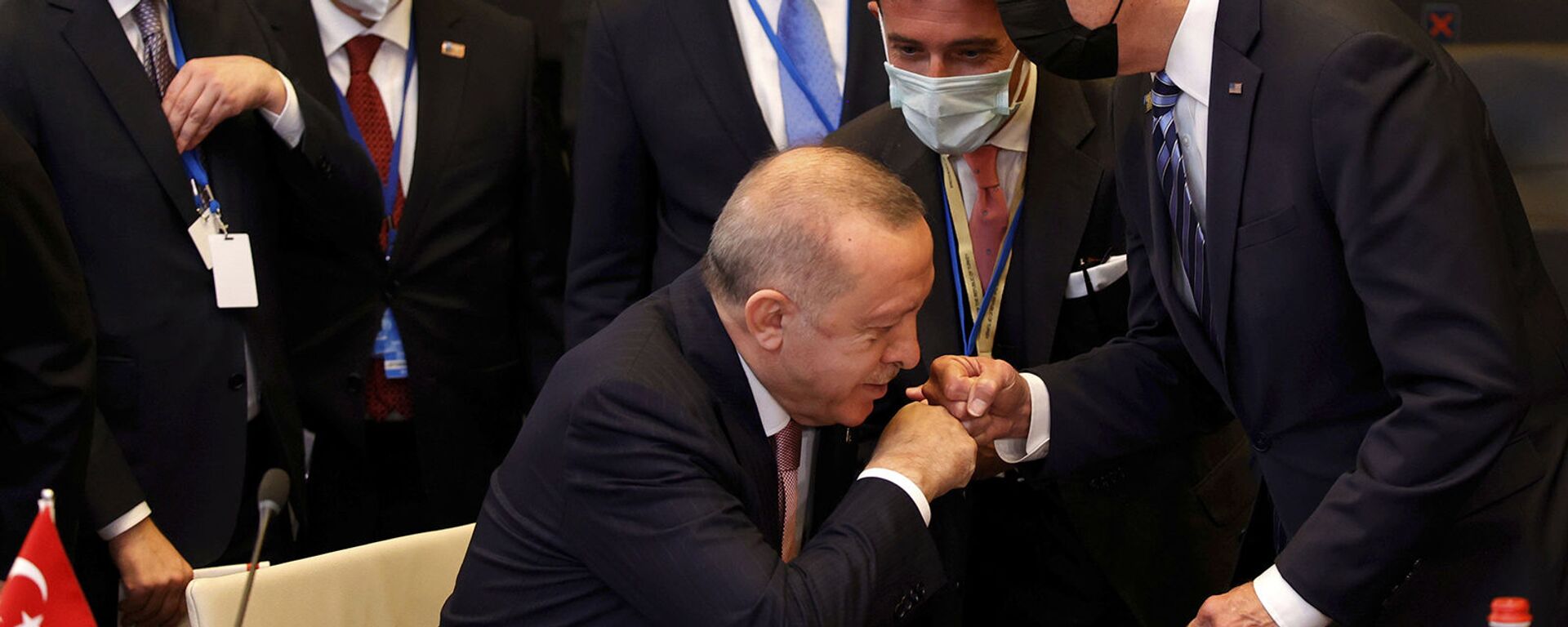 Президент Турции Реджеп Тайип Эрдоган здоровается с президентом США Джо Байденом во время пленарного заседания саммита НАТО в Брюсселе (14 июня 2021). Бельгия - Sputnik Армения, 1920, 27.10.2021