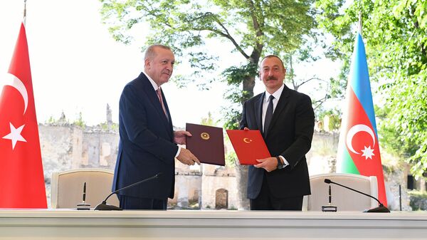Президенты Турции и Азербайджана Реджеп Тайип Эрдоган и Ильхам Алиев подписывают декларацию о союзнических соглашениях (15 июня 2021). Шуши - Sputnik Армения