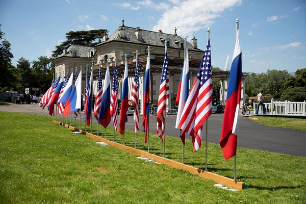 Флаги США и России в саду виллы Ле Гранж в преддверии саммита Россия - США (15 июня 2021). Женева - Sputnik Армения