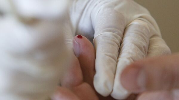 Медсестра берет кровь из пальца у донора для определения группы крови - Sputnik Армения