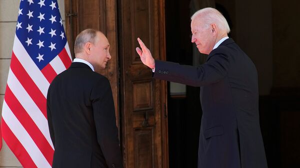 Президенты России и США Владимир Путин и Джо Байден входят в Виллу Ла Гранж во время их встречи (16 июня 2021). Женева - Sputnik Армения