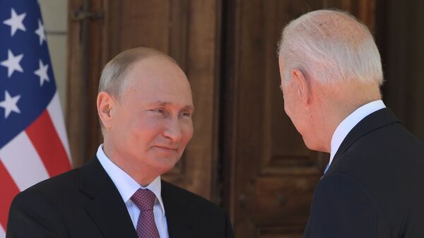 Президенты России и США Владимир Путин и Джо Байден входят в Виллу Ла Гранж во время их встречи (16 июня 2021). Женева - Sputnik Армения