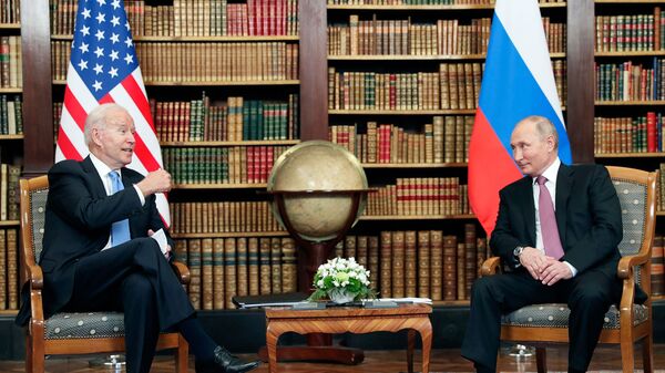 Президент России и США Владимир Путин и Джо Байден во время встречи на вилле Ла Гранж (16 июня 2021). Женева - Sputnik Армения
