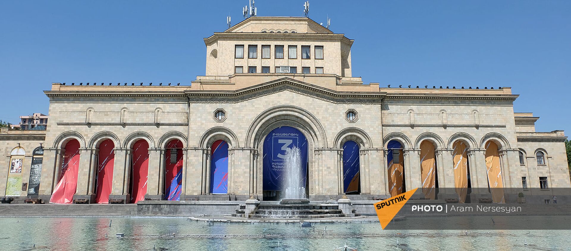 Оформление с агитрекламой партии Гражданский договор на здании Национальной галереи Армении - Sputnik Արմենիա, 1920, 17.06.2021