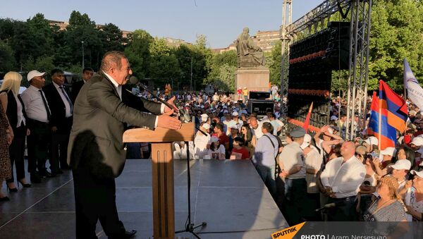 Лидер партии Процветающая Армения Гагик Царукян на предвыборном агитационном митинге на площади Свободы (17 июня 2021). Еревaн - Sputnik Армения