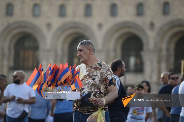 Продавец флажков на предвыборном агитационном митинге партии Гражданский договор на площади Республики (17 июня 2021). Еревaн - Sputnik Армения
