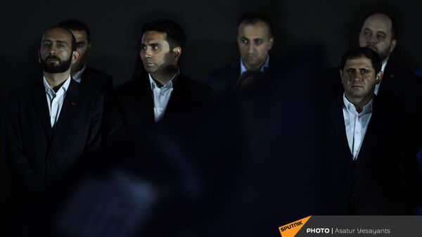 Арарат Мирзоян, Ален Симонян и Сурен Папикян на предвыборном агитационном митинге на площади Республики (17 июня 2021). Еревaн - Sputnik Армения