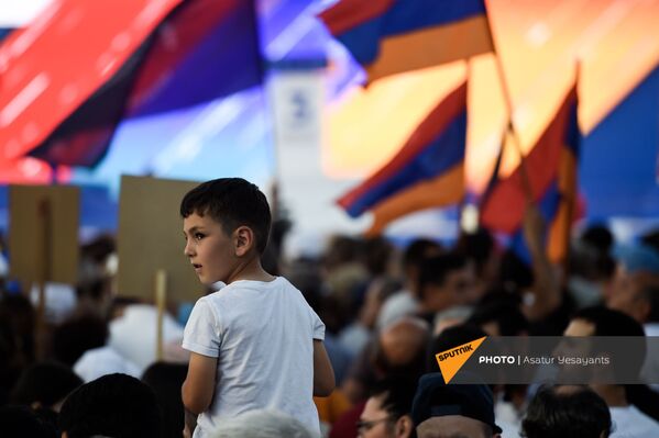 Предвыборный агитационный митинг партии Гражданский договор на площади Республики (17 июня 2021). Еревaн - Sputnik Армения