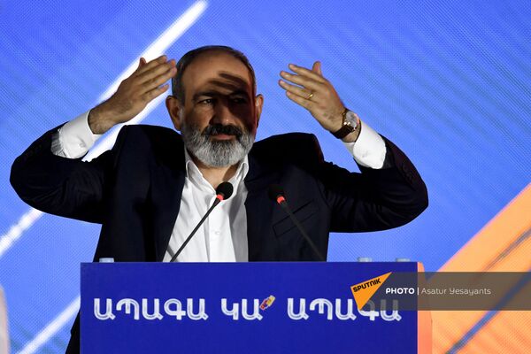 И.о. премьер-министра Армении Никол Пашинян на предвыборном агитационном митинге на площади Республики (17 июня 2021). Еревaн - Sputnik Армения