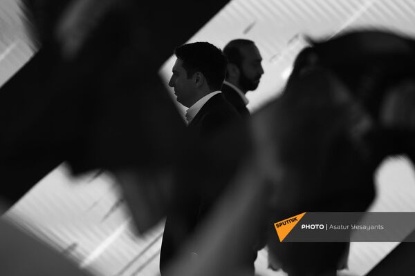 Вице-спикер парламента Армении Ален Симонян и спикер парламента Арарат Мирзоян на предвыборном агитационном митинге на площади Республики (17 июня 2021). Еревaн - Sputnik Армения